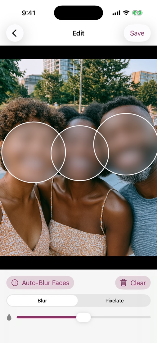 Blur Faces editor auto-blurring faces in a group photo